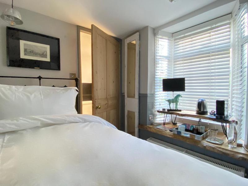 Single Room with Shower image 4