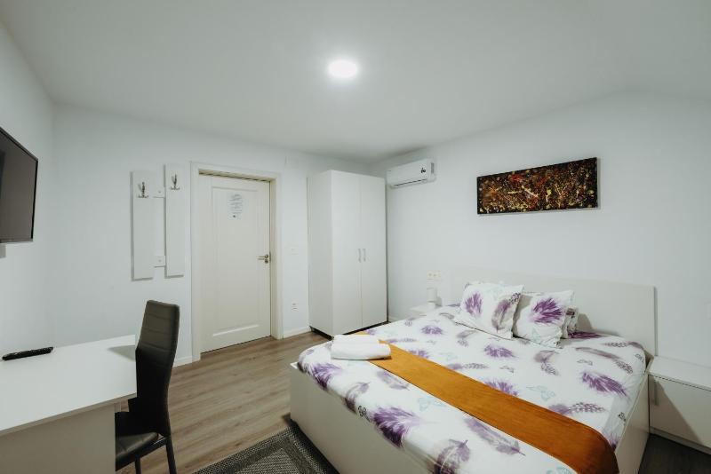 Double Room with Private Bathroom image 4