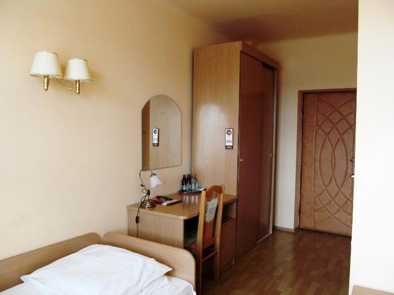 Economy Triple Room image 4