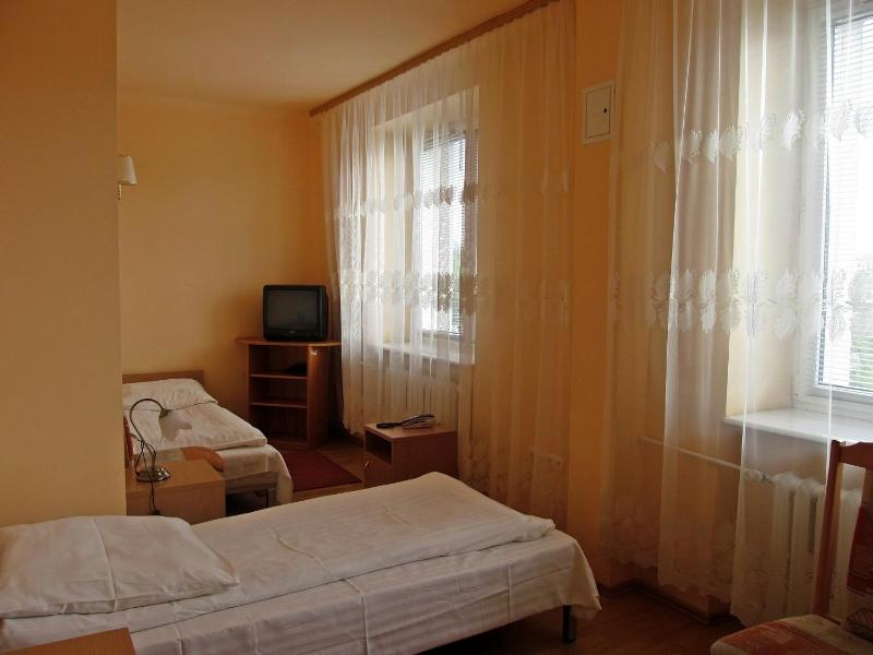 Economy Triple Room image 3