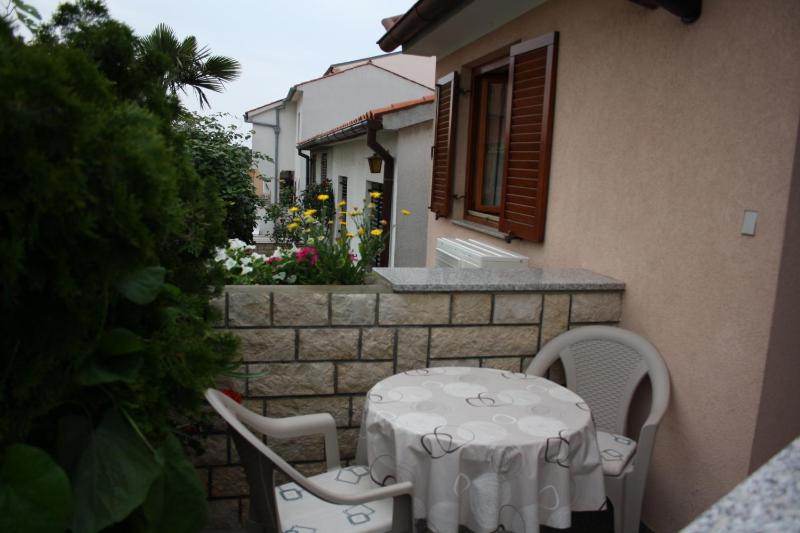 Studio with Patio image 3