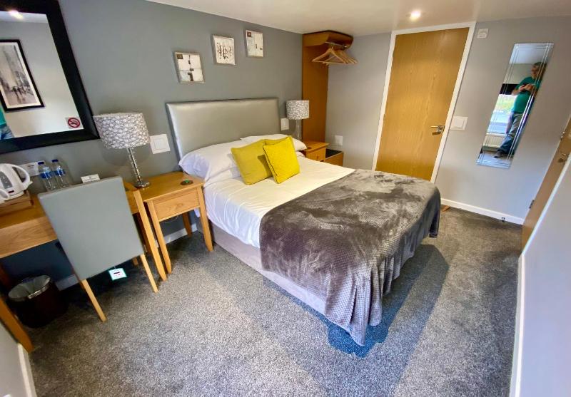 Double Room image 4