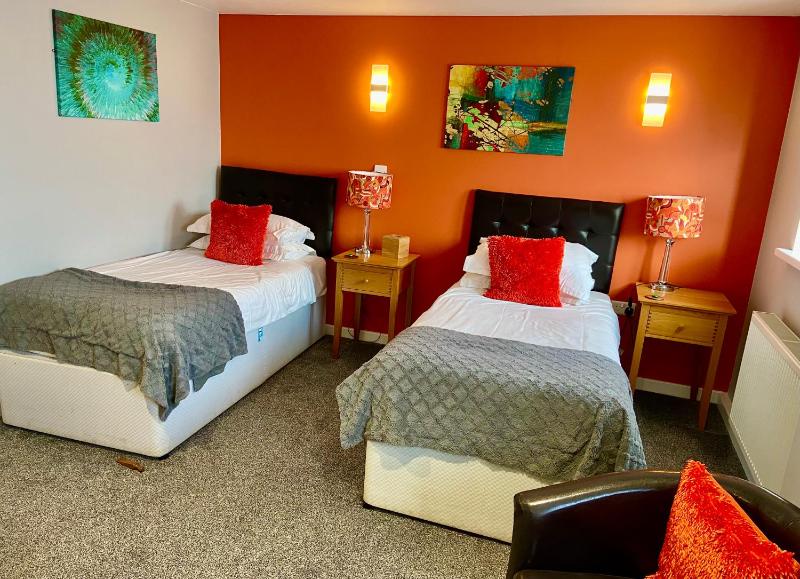Twin Room (Wheelchair Accessible) image 3