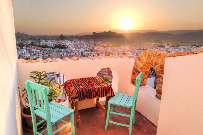 Triple Room with Balcony image 3