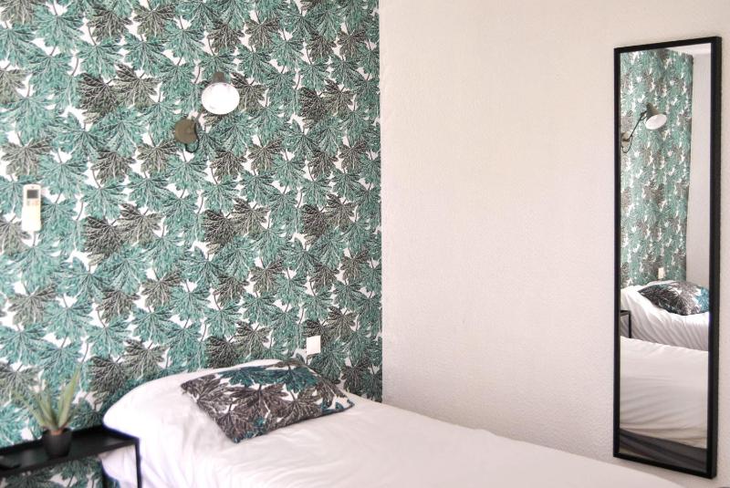 Twin Room with Private Bathroom image 2