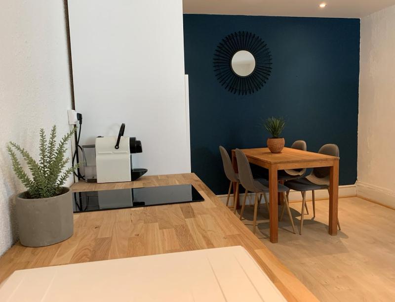 One-Bedroom Apartment image 4