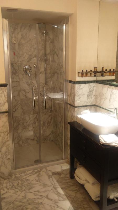 Deluxe Double Room image 2