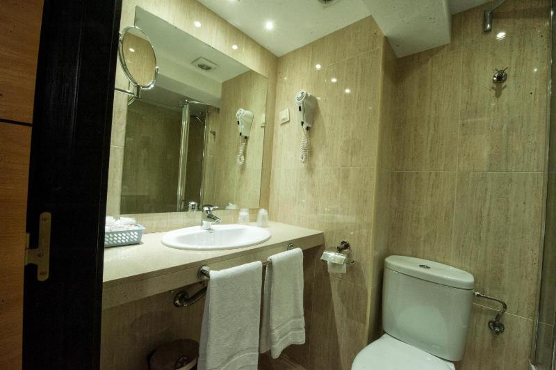 Standard Twin Room image 3