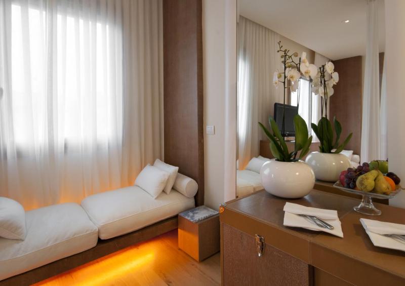 Deluxe Double Room - Arno River View image 2