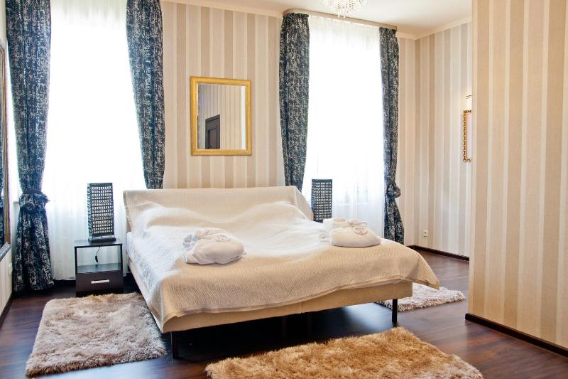 Suite with unlimited access to Roman Terms image 1