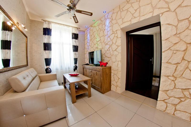 Suite with unlimited access to Roman Terms image 2