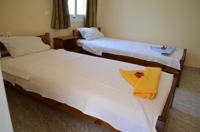 Twin Room image 3