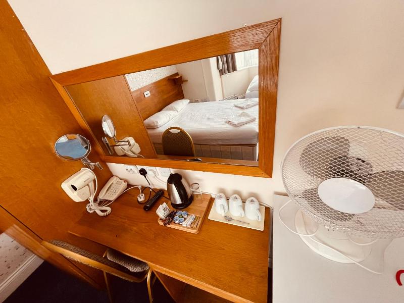 Quadruple Room image 4