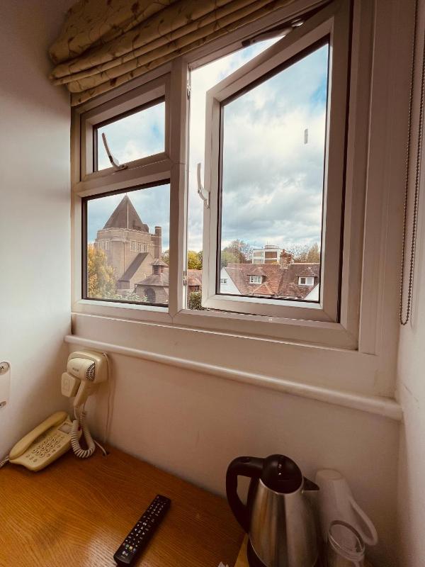 Standard Twin Room image 4