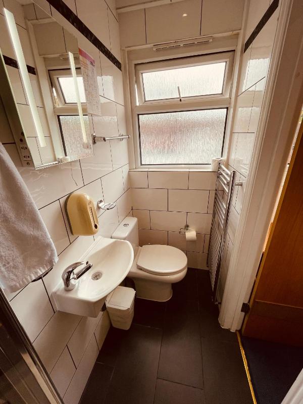 Standard Twin Room image 3