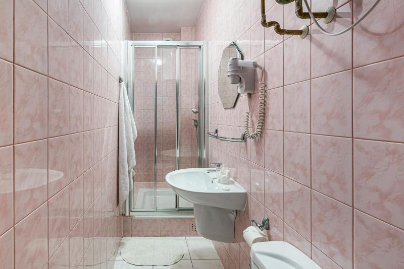Quadruple Room with Bathroom image 2