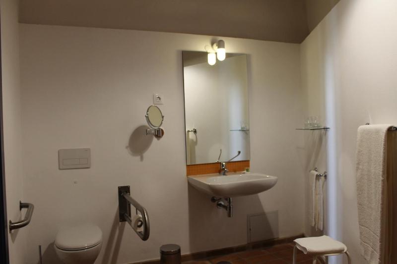 Twin Room - Disability Access image 3