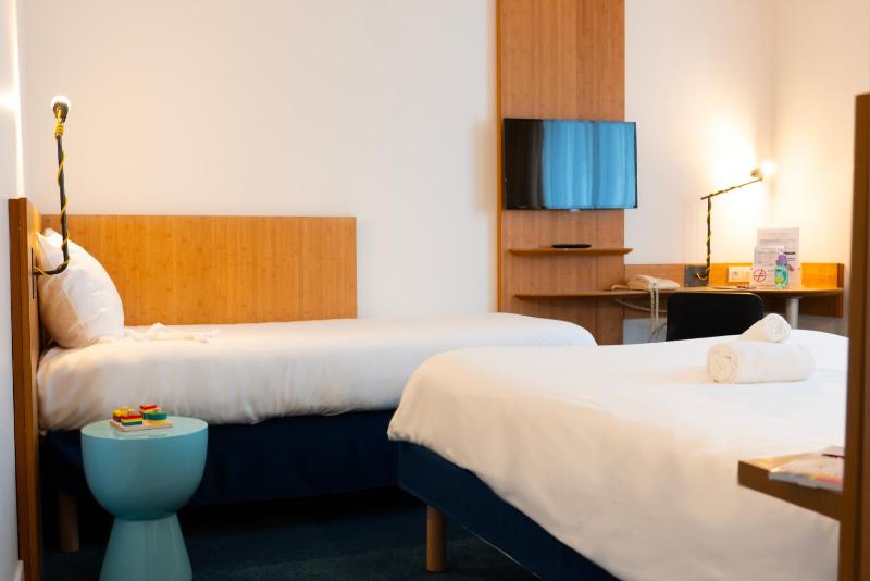 Standard Family Suite with One Double Bed and Twin Beds image 1