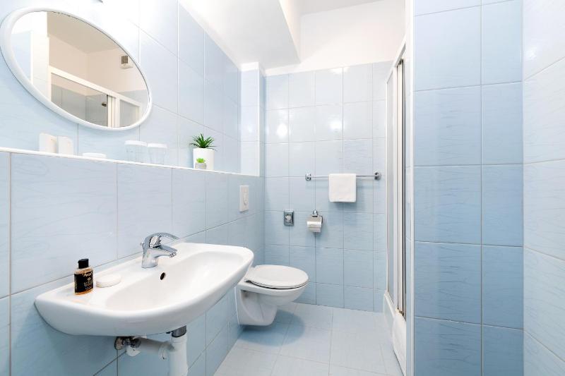 Deluxe Double or Twin Room With Extra Bed image 3