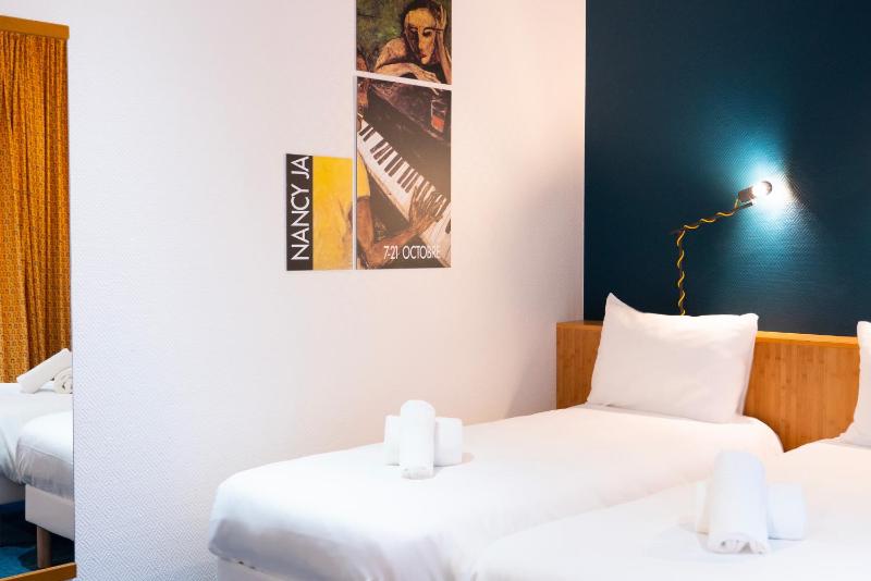 Standard Twin Room image 4