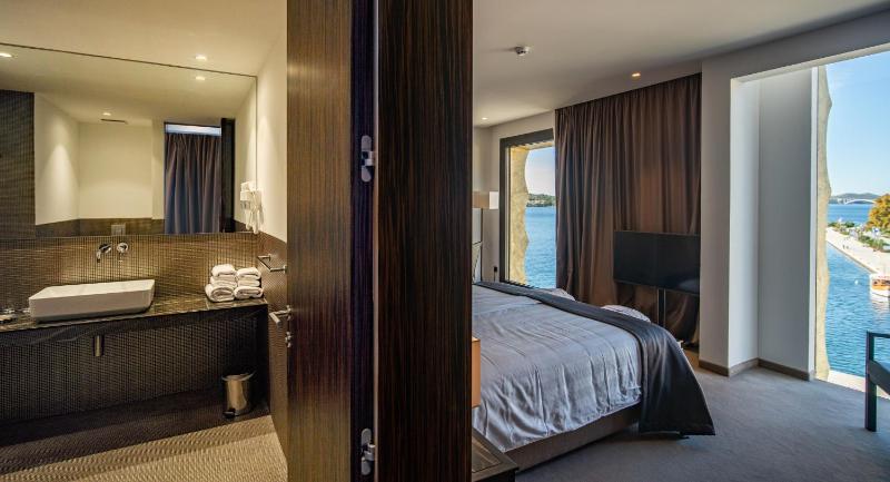 Deluxe Double Room with Sea View image 3