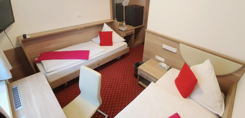 Twin Room image 3
