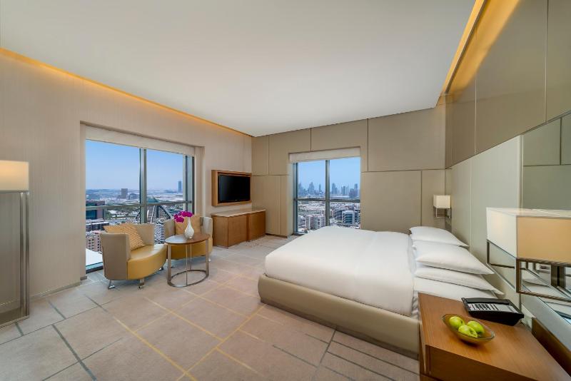 Deluxe King Room - Club Access image 3