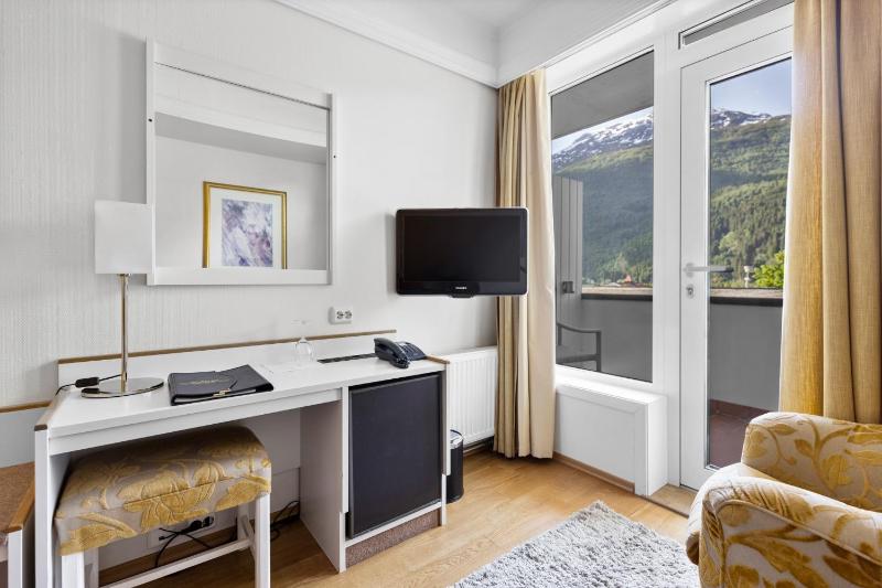 Superior Single room with Balcony and Fjord View image 4