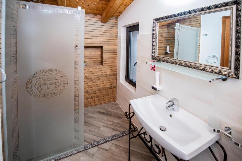 Deluxe Double Room with Extra Bed image 3