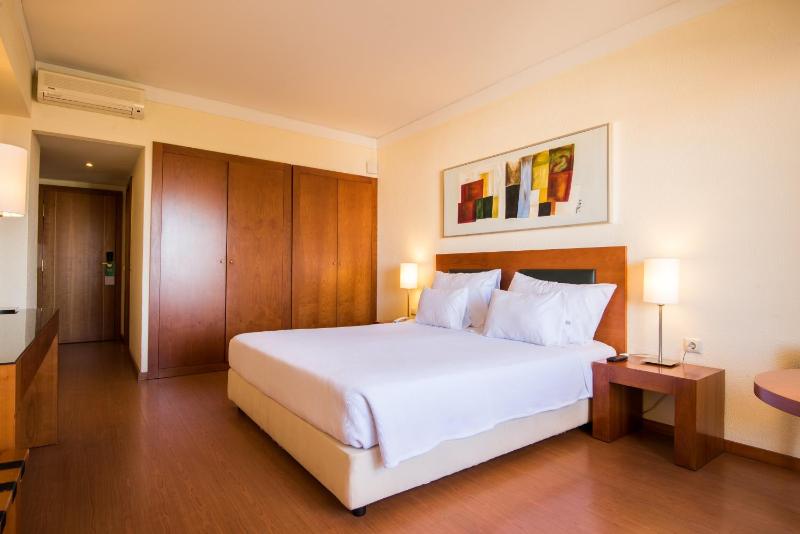Twin Room image 3