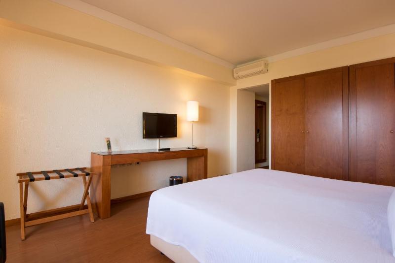 Twin Room image 4