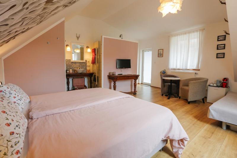 Deluxe Double Room with Extra Bed image 4