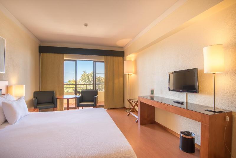 Twin Room with Pool View image 4