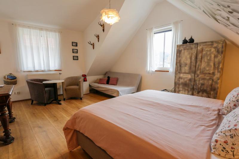 Deluxe Double Room with Extra Bed image 2