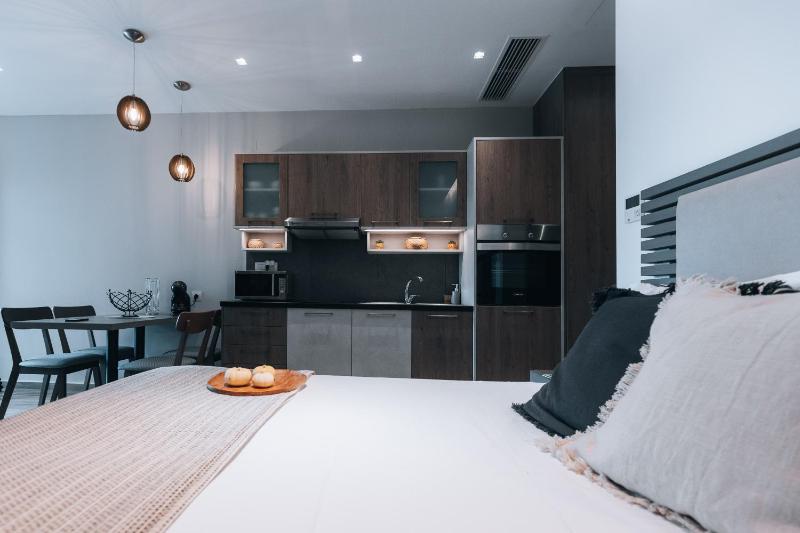 Deluxe Apartment with Pool View  image 4