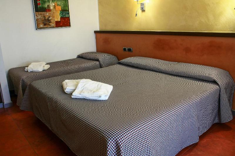 Standard Twin Room image 3