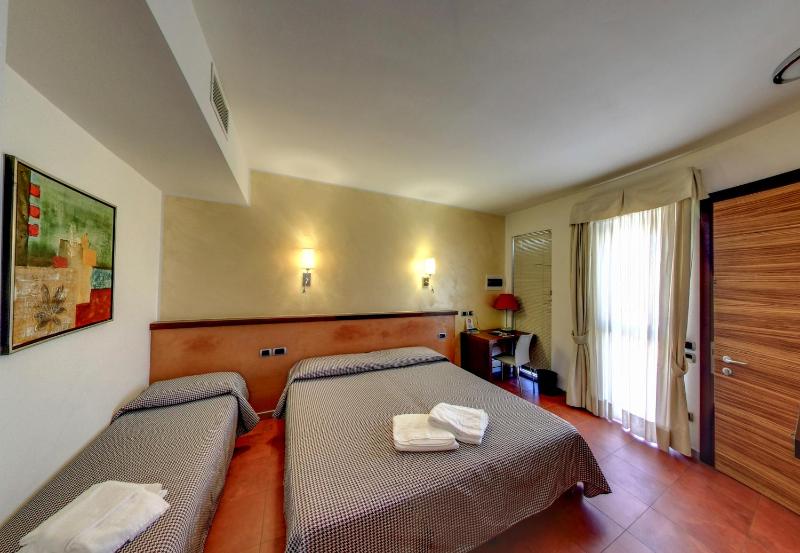 Standard Twin Room image 2