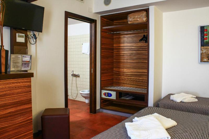 Standard Twin Room image 4