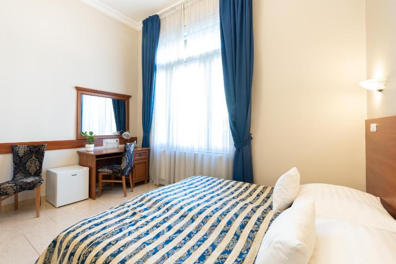 Superior Double Room with Spa Bath image 4