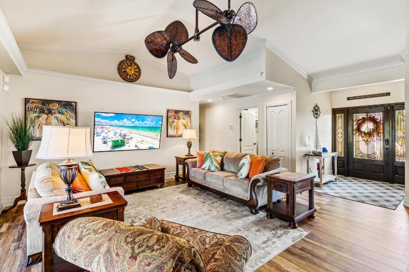 Direct Access Waterfront Villa with Heated Pool & Spa - Edgewater Escape - Roelens Vacations - image 16
