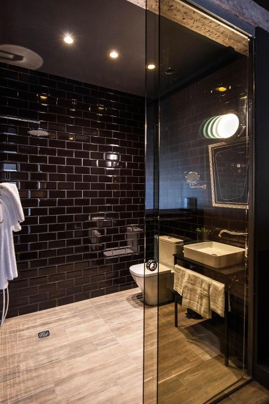 Deluxe Double Room with City View image 1