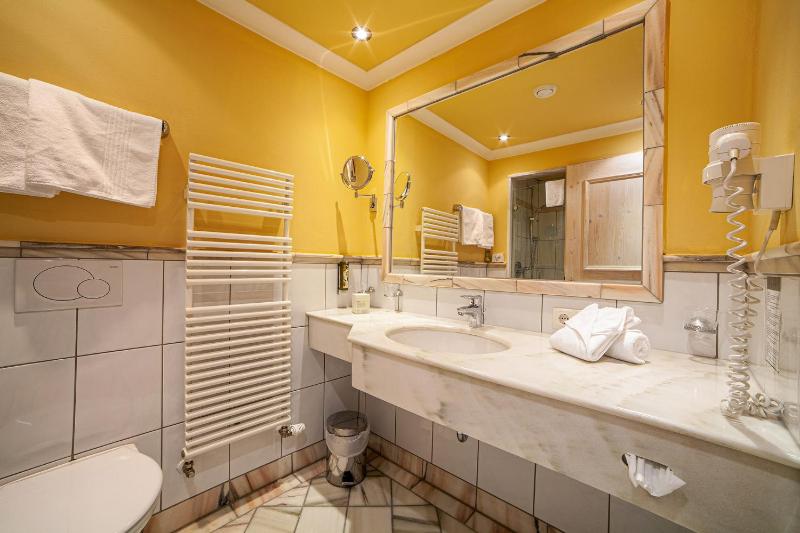 Deluxe Room image 4