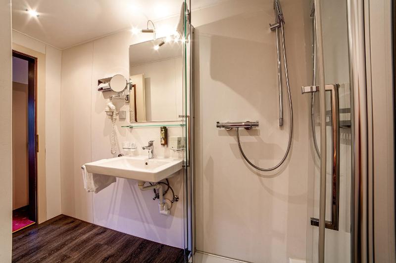 Standard Double Room image 3