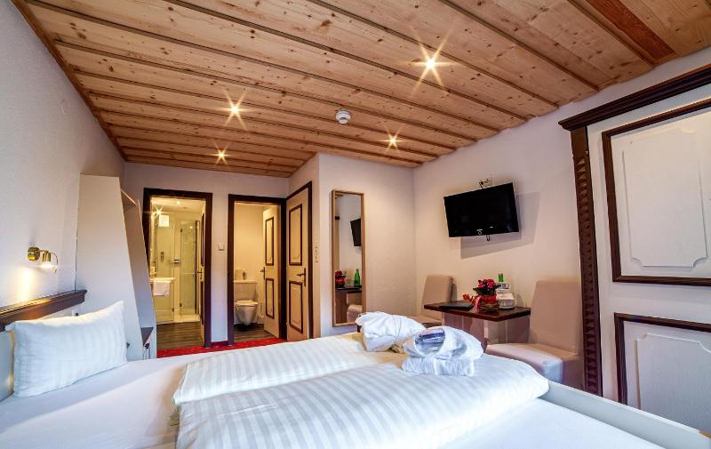 Standard Double Room image 4