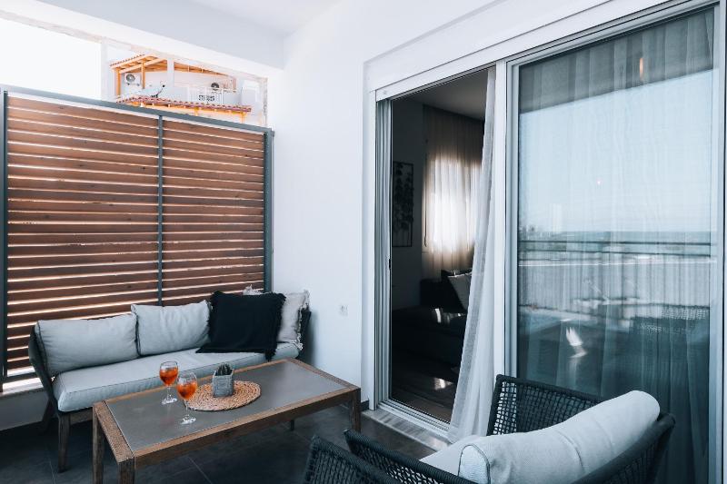 Deluxe 2-Bedroom Family Apartment Lateral Sea View image 4