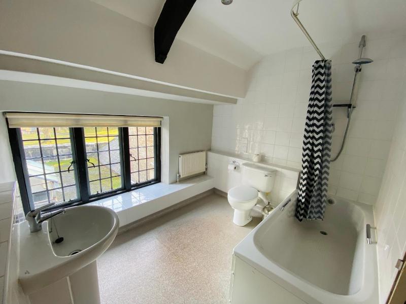 Single Room with Private External Bathroom image 4