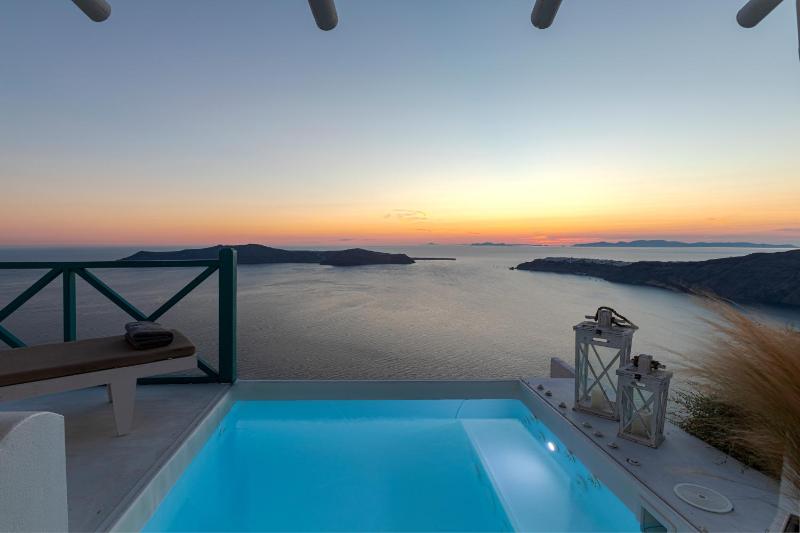 Honeymoon Suite with Caldera View image 3