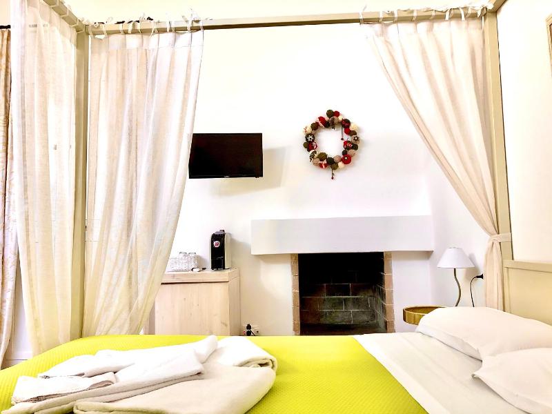 Double Room with Patio image 3