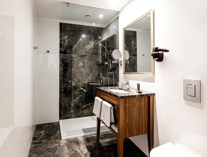 Deluxe Twin Room image 4