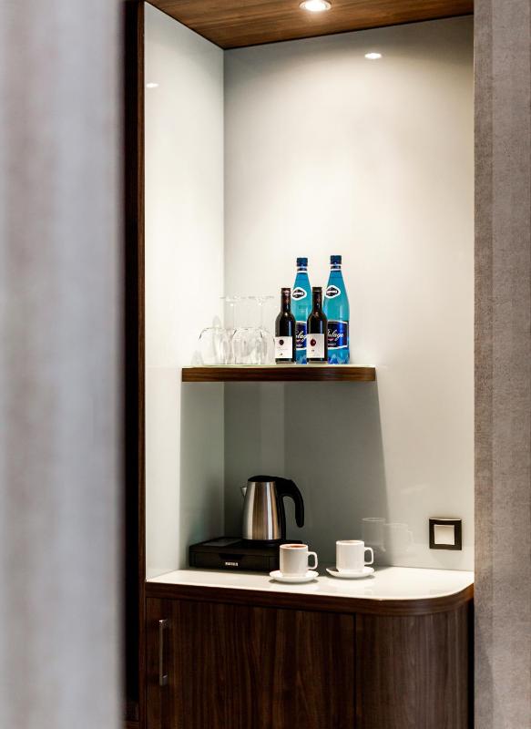 Deluxe King Room image 4